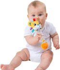 Baby met blauwe ogen die op een witte ondergrond zit en in de mond een leeuwenrammelaar met gekleurde lintjes heeft.