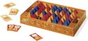 Bordspel met rode, blauwe en gele piramides, kaarten en fiches.