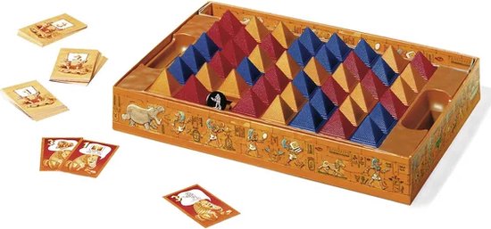 Bordspel met rode, blauwe en gele piramides, kaarten en fiches.