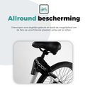 Zwart kettingslot bevestigd aan een fietszadel en achterwiel.