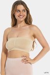 Model draagt een lattekleurige strapless bh met ruches in het midden.