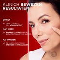 Model met vinger op wang, met tekst over klinisch bewezen resultaten: geeft volume, vermindert rimpels & fijne lijntjes, verstevigt en maakt huid stralend.