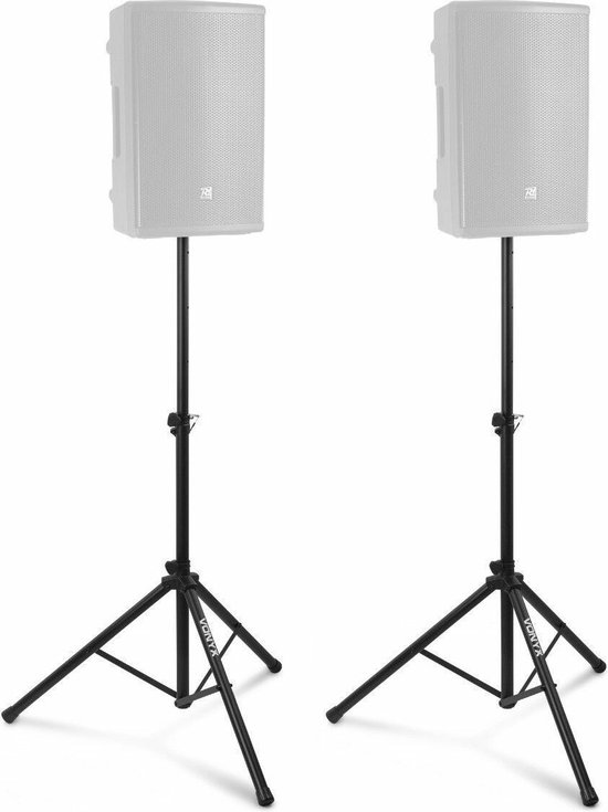 Twee witte speakers op zwarte Vonyx statieven.