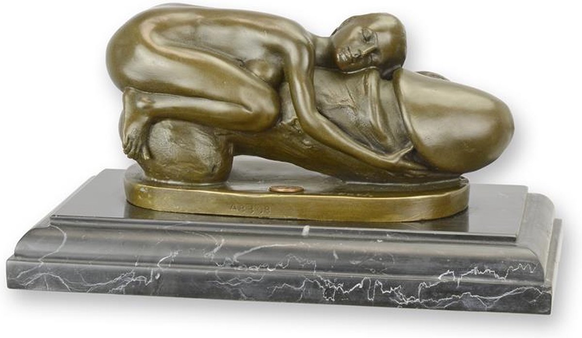 EEN BRONZEN BEELD VAN EEN VROUW DIE EEN FALLUS OMHELST