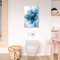 Peinture abstraite d'une fleur bleue avec des éclaboussures dorées, suspendue au-dessus de toilettes.