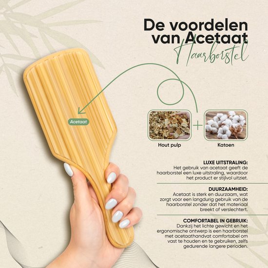 Hand houdt een acetaat peddelborstel vast met houten-look handvat. Toont houtpulp en katoen als ingrediënten.