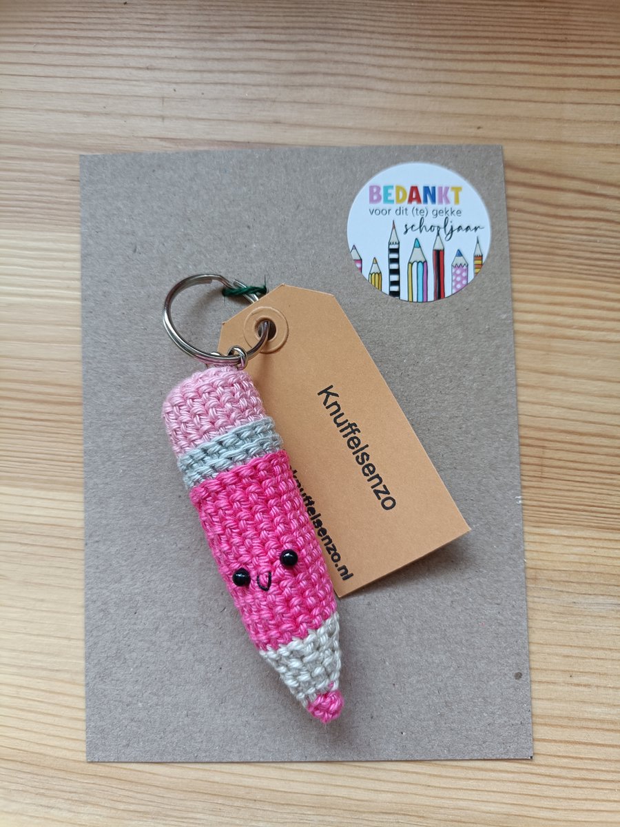 Knuffelsenzo - Potlood - Juf - Meester - Gehaakte Sleutelhanger - Cadeautjes - Cadeautje - Willekeurige kleur - Cadeau verpakking - Bedankje - School - Einde jaar - Schooljaar