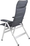 Arrière d'une chaise longue rembourrée gris foncé avec accoudoirs et cadre en aluminium.