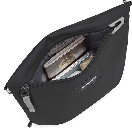 Zwarte Pacsafe crossbody tas geopend, met paspoort en telefoon erin.