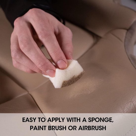 Hand brengt verf aan op een beige lederen oppervlak met een spons. Eenvoudig aan te brengen.