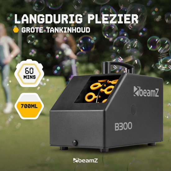 Zwarte BeamZ B300 bellenblaasmachine in een tuin met veel bellen en tekst over 60 minuten plezier en 700 ml tankinhoud.