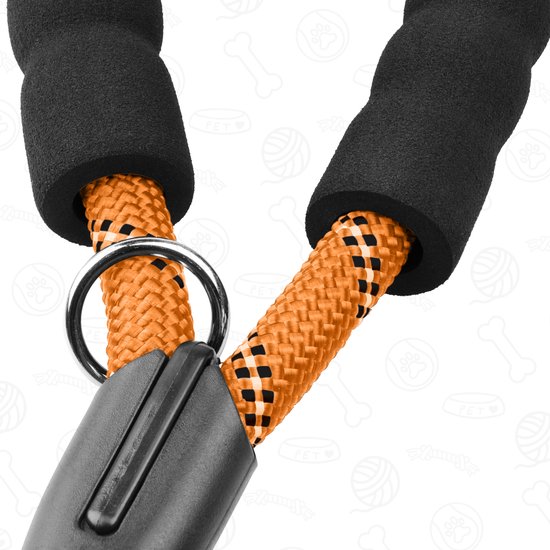 Close-up van de schuimrubberen handvatten en de oranje hondenriem met zwart patroon.