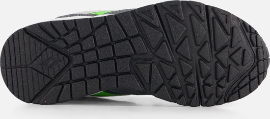 Zwarte buitenzool met geometrisch profiel en groene accenten.