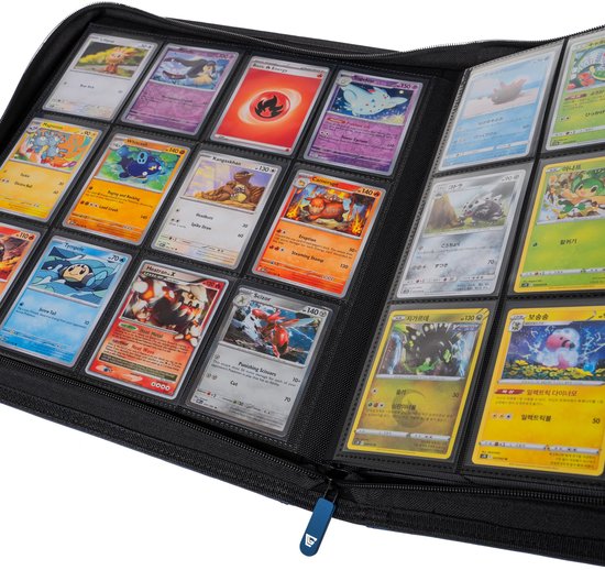 Zwarte verzamelmap, open met meerdere Pokémon kaarten in de pagina's.