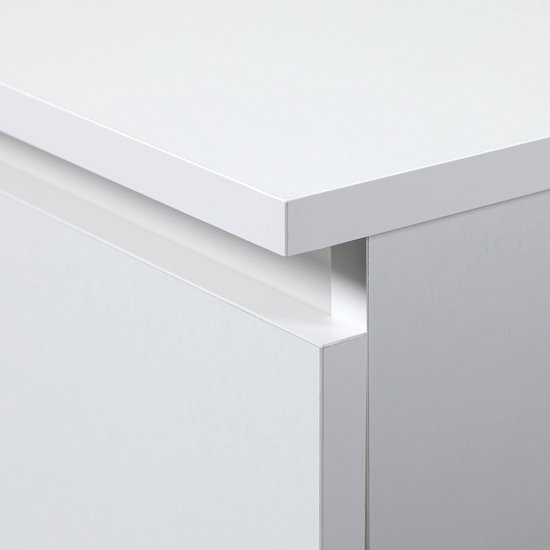 Gedetailleerde hoek van een witte kast met een strak design.