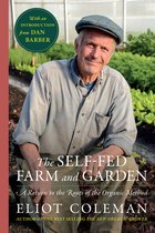Eliot Coleman, auteur van The Self-Fed Farm and Garden, met pet en hemd, in een tuin.