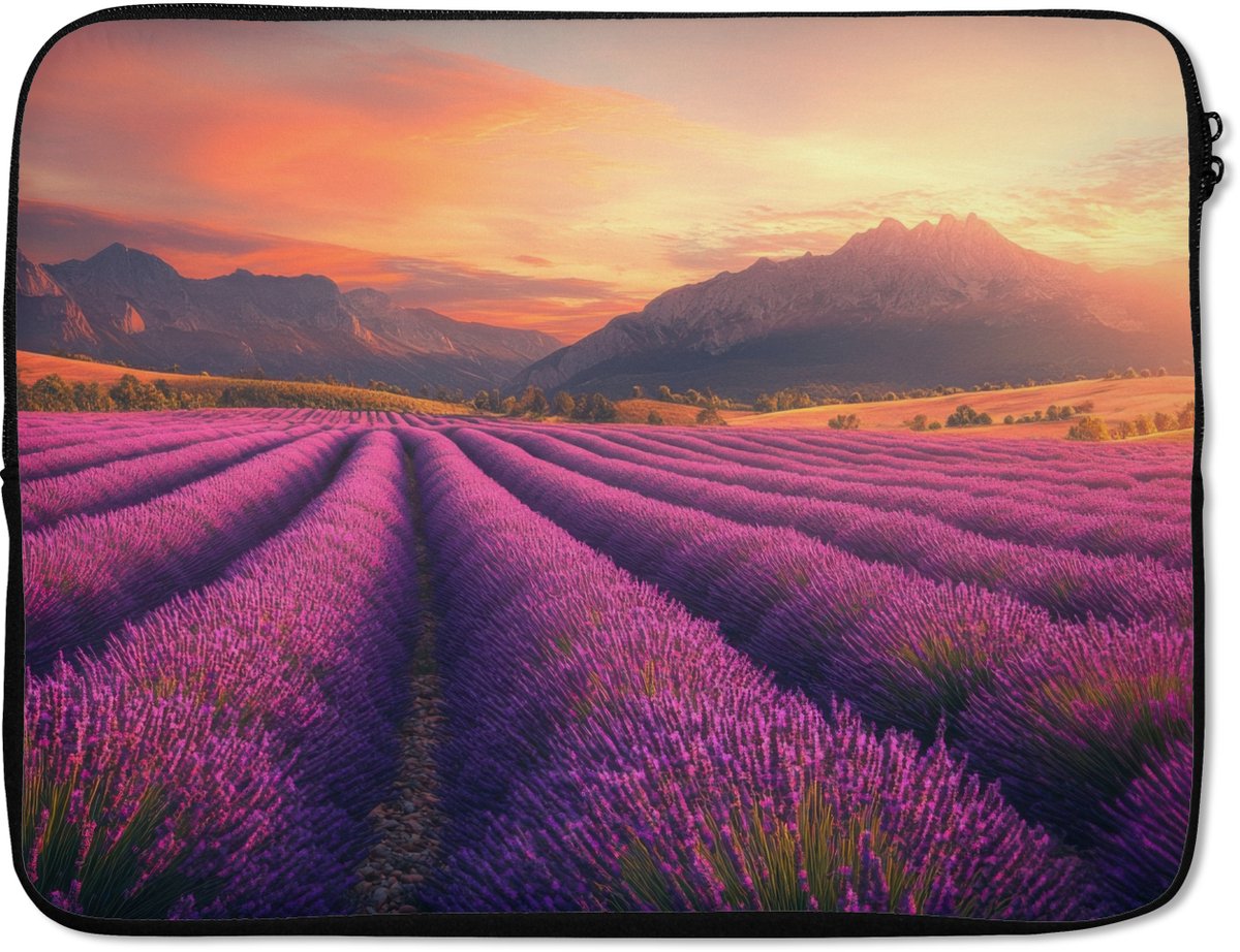 Laptophoes 15.6 inch - Lavendelveld - Zonsondergang - Paars - Laptop sleeve - Binnenmaat 37x26 cm - Zwarte achterkant