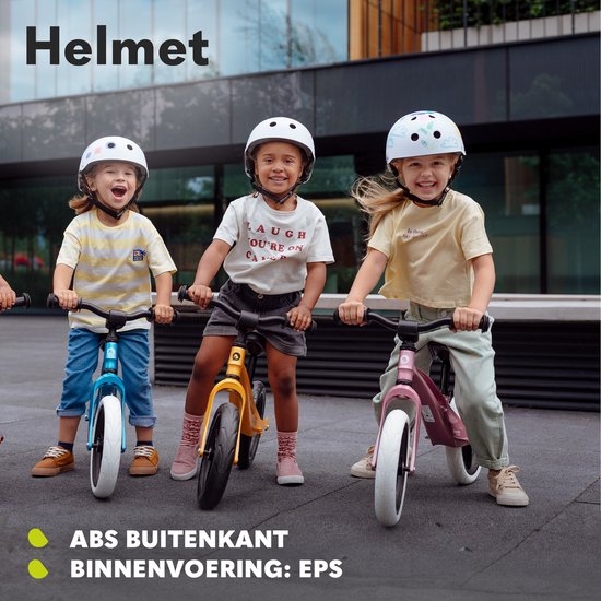 Drie lachende kinderen op fietsjes, elk met een andere kleur helm met opdruk.