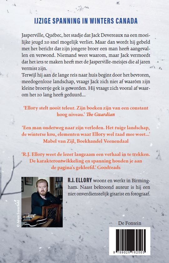 Boekomslag met tekst en een foto van auteur R.J. Ellory, zittend in een stoel, met een gitaar op de achtergrond.