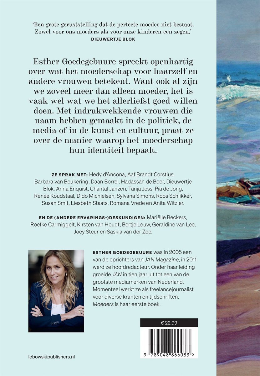 Esther Goedegebuure, auteur van Moeders, in een blauw jasje met witte blouse.