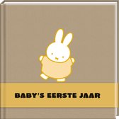 Miffy in een lichtgeel jurkje op een beige kaft met de tekst "BABY'S EERSTE JAAR".