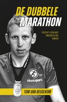 Tom van Beusekom, finisher van de marathon, draagt een medaille en een T-shirt met "DE DUBBELE MARATHON" en "TITUSSPORB".