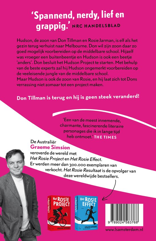 Graeme Simsion, auteur van Het Rosie Project en Het Rosie Effect, staat naast drie boeken.