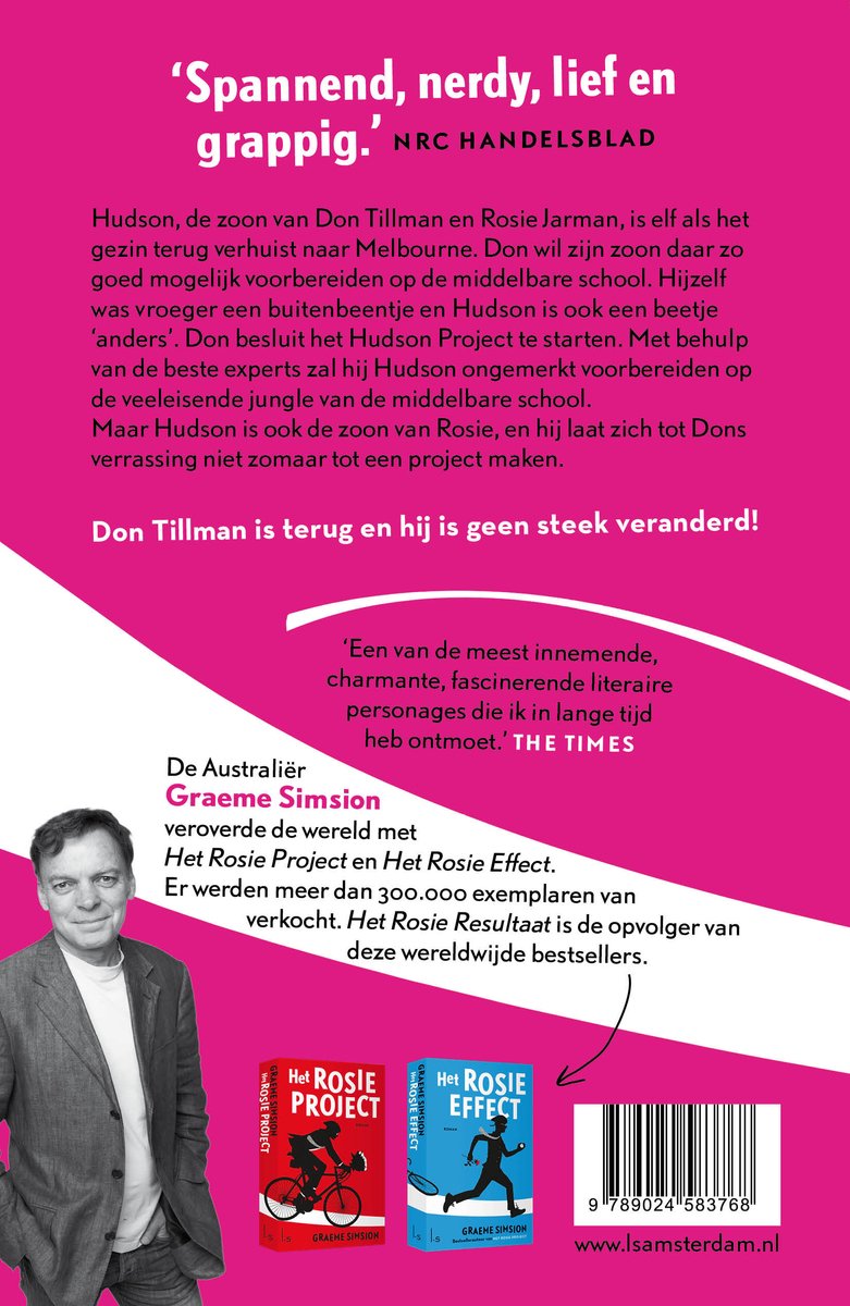 Graeme Simsion, auteur van Het Rosie Project en Het Rosie Effect, staat naast drie boeken.