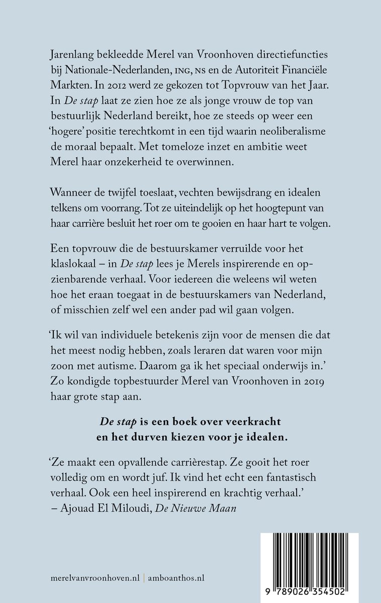 Achterkant boek 'De Stap' met tekst en afbeelding van tarwearen.