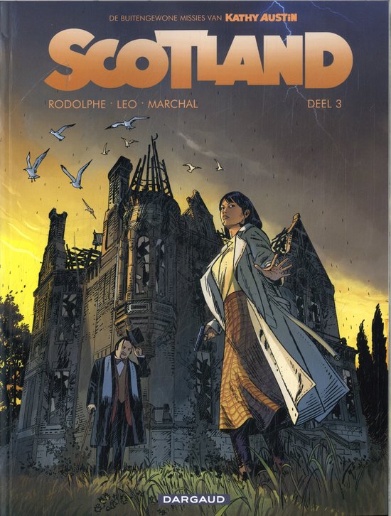 Voorplaat van 'Scotland Deel 3', met een vrouw en man voor een vervallen landhuis, vogels vliegen.