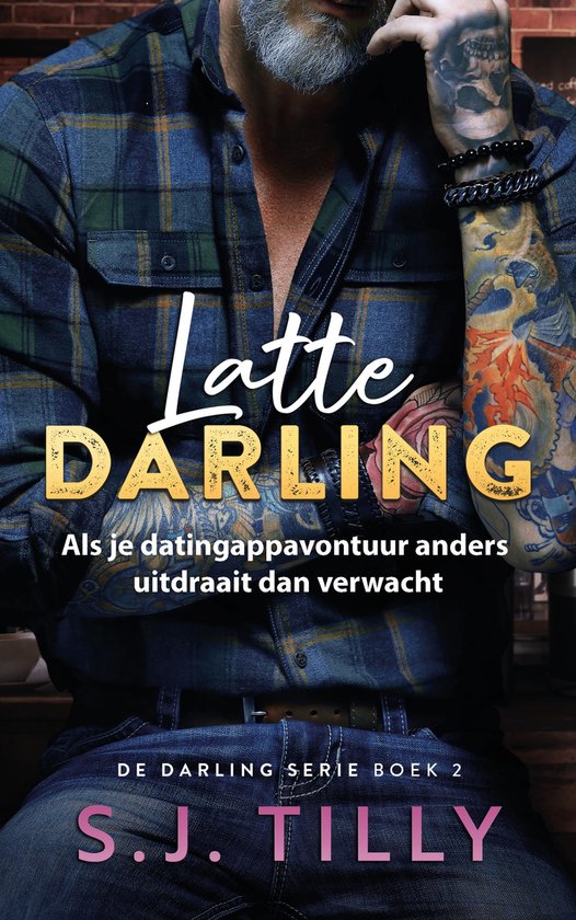 Boekomslag met tekst 'Latte Darling', 'Als je datingappavontuur anders uitdraait dan verwacht', een man in geruit hemd en spijkerbroek met tatoeages.