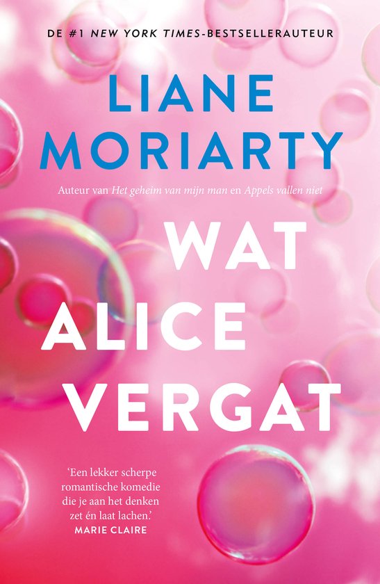 Boekcover van "Wat Alice vergat" door Liane Moriarty. Roze achtergrond met bubbels. Tekst in het blauw en wit.