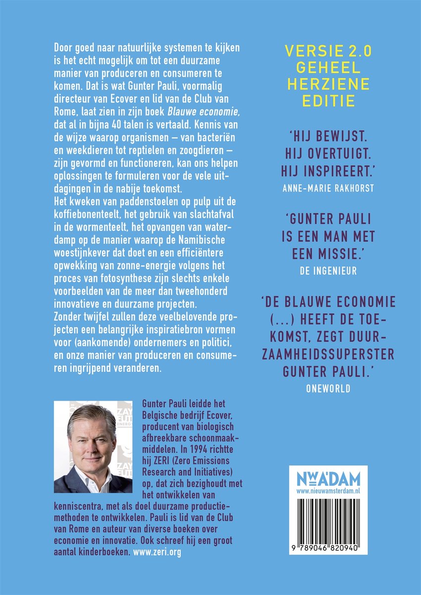 Foto van Gunter Pauli, schrijver van Blauwe Economie. Man met bril, grijs haar, blauw pak en blauwe das.