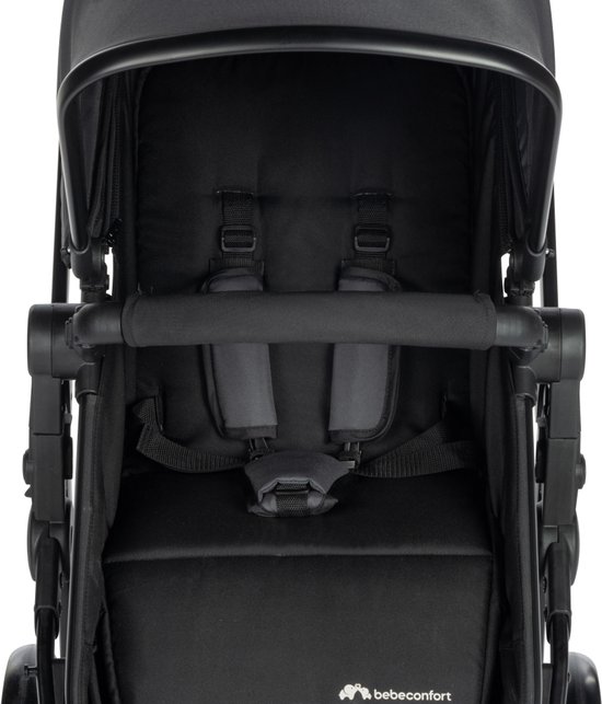 Zitting van een zwarte kinderwagen met grijze riempjes en een tussenstuk.