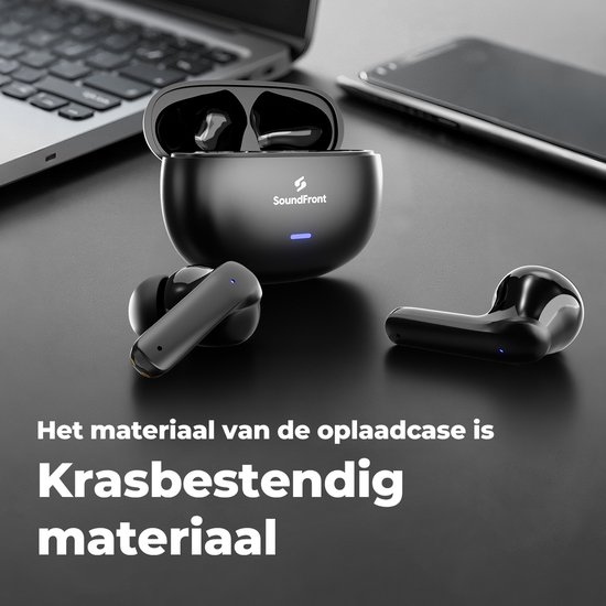 Zwarte draadloze oordopjes en oplaadcase naast een laptop en smartphone, met krasbestendig materiaal.
