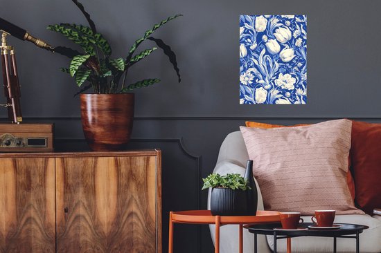 Papier peint bleu avec des fleurs crème, tulipes et feuilles.