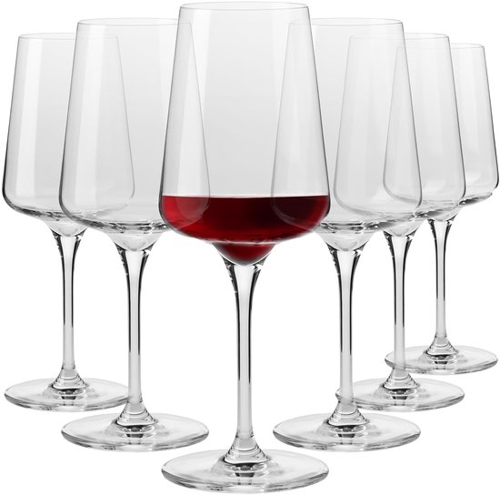 Ensemble de six verres à vin KROSNO, dont un rempli de vin rouge. Les verres ont une tige fine et un calice large.