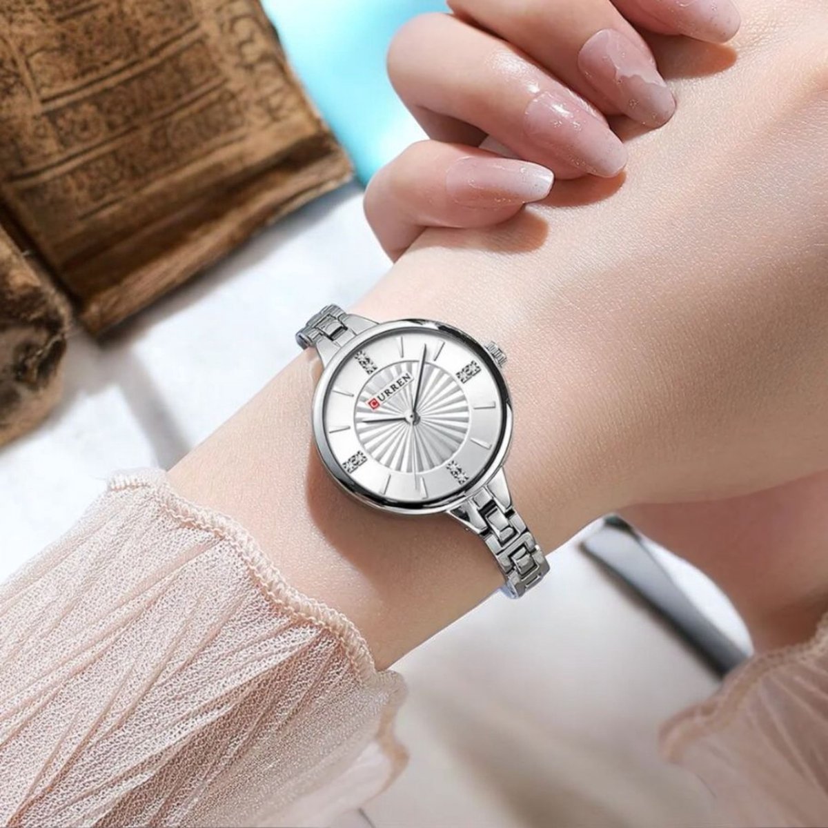 CURREN Luxe Dameshorloge Zilverkleur met zilverkleur wijzerplaat - Elegante Roestvrijstalen Horloge met Kristallen - Waterdicht