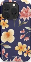 Donkerblauw telefoonhoesje met een aquarel bloemenprint in roze, geel en oranje. Close-up van de achterkant met camera-uitsparing.