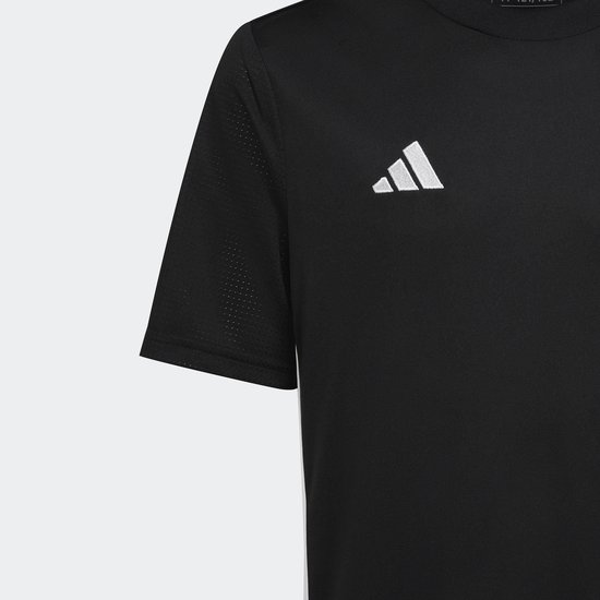 Zwart Adidas sportshirt met wit Adidas logo op de borst.