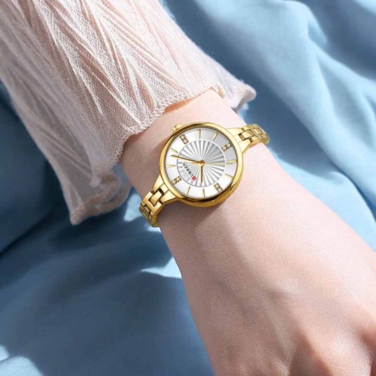 CURREN Luxe Dameshorloge Goudkleur met witte wijzerplaat - Elegante Roestvrijstalen Horloge met Kristallen - Waterdicht