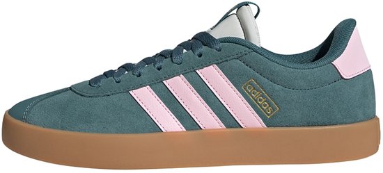 Blauwgroene suède sneaker met roze strepen, gouden adidas logo en gummi zool.