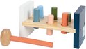 Houten hamerbank met zes kleurrijke pinnen (blauw, lichtblauw, perzik, groen, lichtgroen, oranje) en hamer met oranje steel.