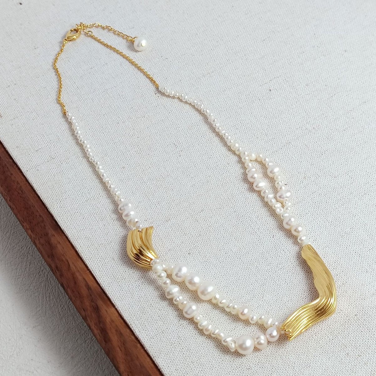 Kralenketting van Zoetwaterparels met Gouden Bedels