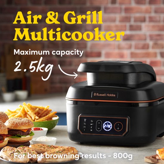 Zwarte Russell Hobbs Air & Grill Multicooker met een maximale capaciteit van 2,5 kg, geserveerd met hamburgers en friet.