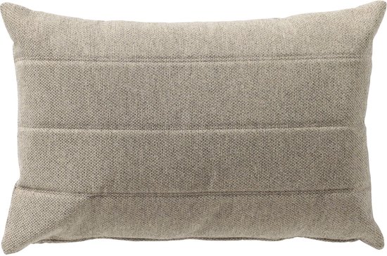 Housse de coussin taupe avec tissage grossier et rayures horizontales surpiquées.
