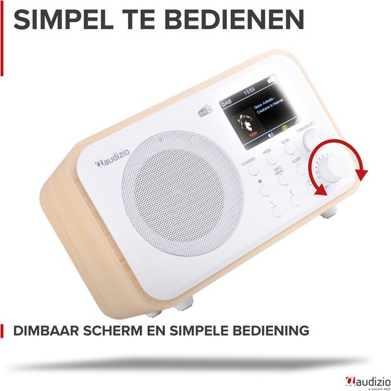 DAB radio met wit front en houten kast, draaiende volumeknop met pijlen.