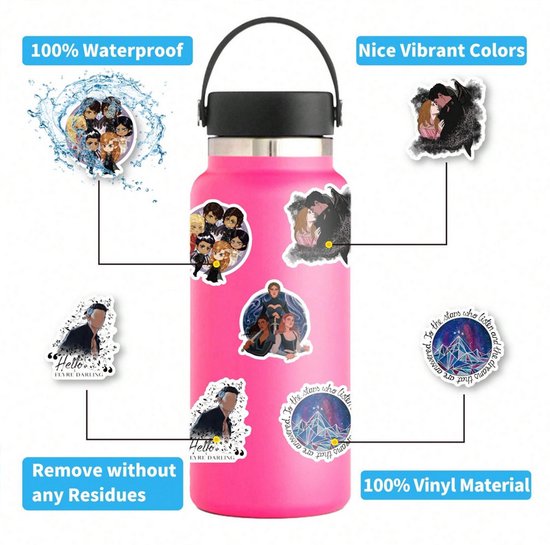Roze waterfles met verschillende cartoonstickers, waaronder paren en bergen.