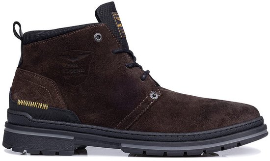 Zijaanzicht van een donkerbruine suède veterschoen van PME Legend met logo op de zijkant.