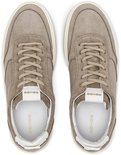 Bovenkant van een taupe suède sneaker met veters en een witte tong met Rehab logo.